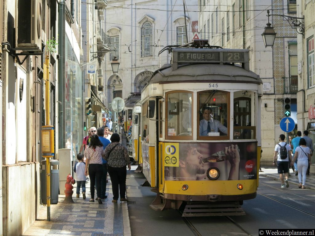 De gele trams 28 en 12 zijn populair bij toeristen omdat de trams door het mooiste deel van de binnenstad van Lissabon rijden. Tip: Openbaar vervoer in Lissabon.